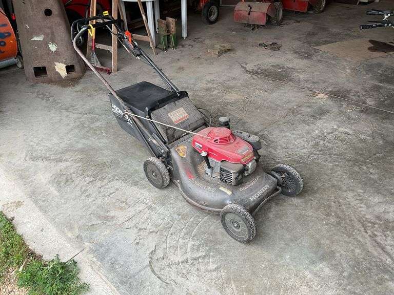 Honda HRC 216 Hydrostatic Commercial walk behind mower