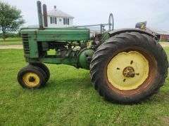 1949 John Deere G Tractor w/fenders, NF, PTO, 13x38” Tires, Runs & drives

