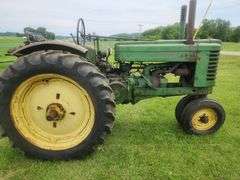 1949 John Deere G Tractor w/fenders, NF, PTO, 13x38” Tires, Runs & drives

