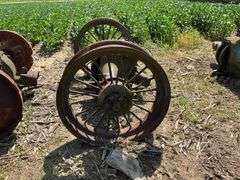 John Deere A rear end housing & axles w/round spoke metal rims; axles fit J