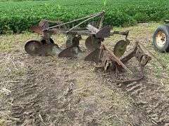 John Deere Yakima 200 3pt 3 bottom plow w/coulters w/3pt hitch attachment