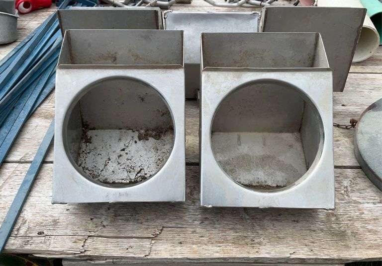 2 hog feeders