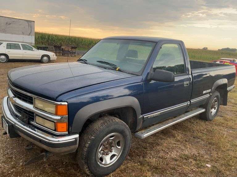 ** 2000 Chevy 3500 pickup, 4x4, AT, AC, AM-FM With CD, Hiniker snow plow mo