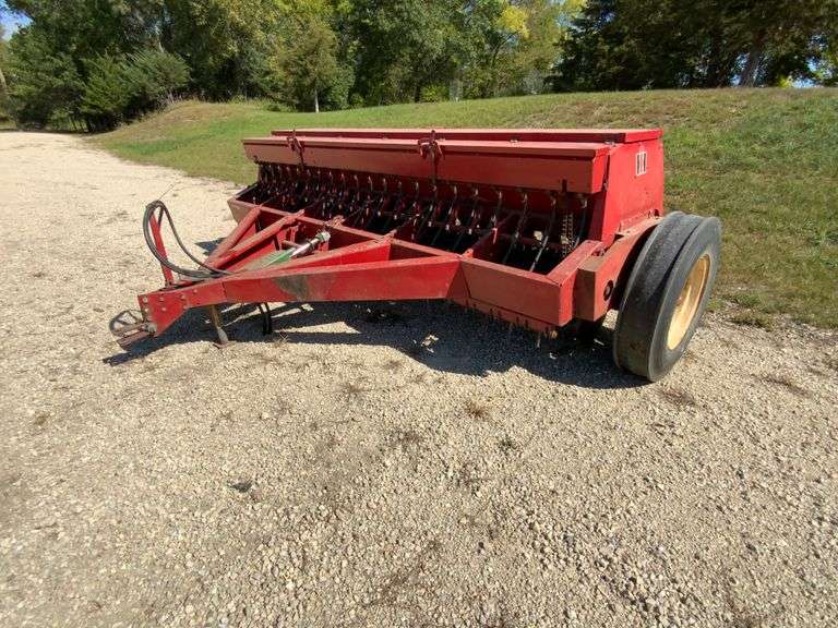 International 5100 Soybean special w/grass seed 7” spacing