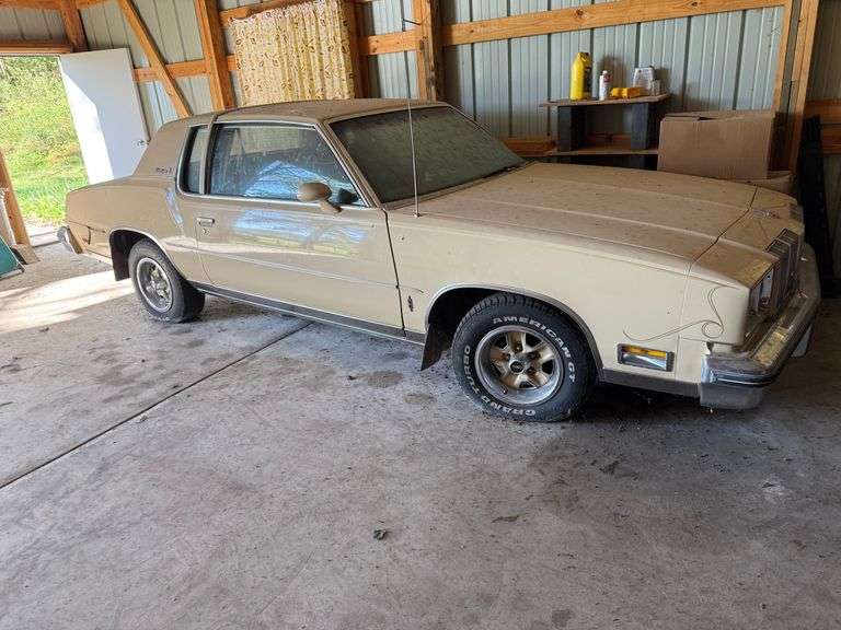 ***1979 Olds Cutlass Supreme, 2 Door, Sun Roof, Ralley Wheels, 145,000 mile