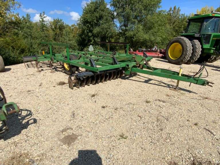 John Deere 724 Soil Finisher, 15ft, 7 ½ sweeps, 5 bar harrow
