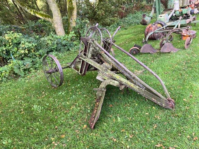 Pull type road grader
