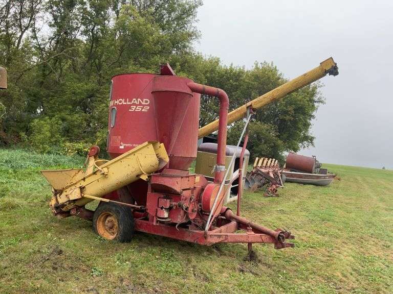 New Holland 352 feed mill