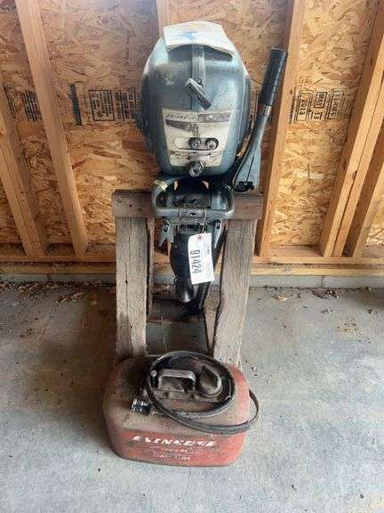 Evinrude 5 1/2 HP Fisherman Motor w/ matching Evinrude 4 Gallon Gas Tank