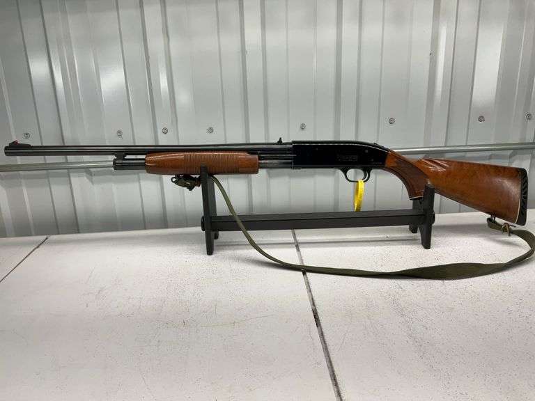 Mossberg Coast to Coast Master-Mag Model CC880 12Ga Pump Shotgun, Checkered