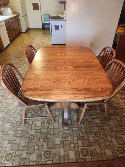 Oak Kitchen Table,61"x41" W/ 4 Matching Chairs,Leaves
