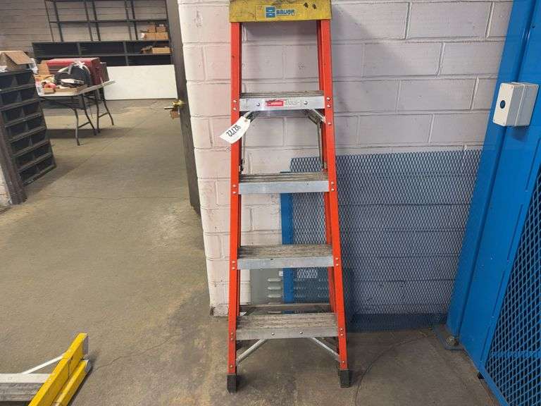 Bauer 5' Fiberglass Step Ladder