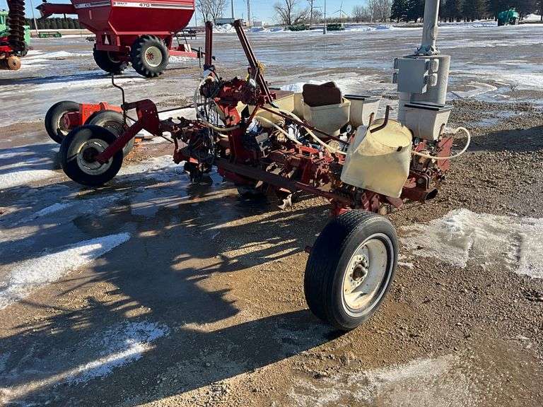 White 4 row mounted planter