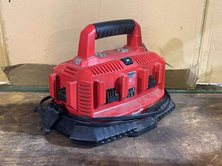Milwaukee 8-Port Battery Charger