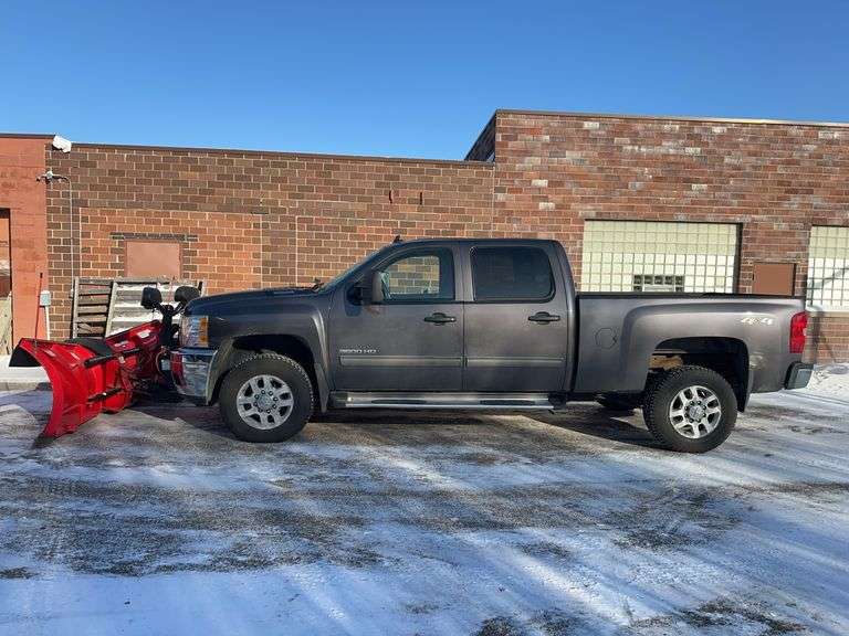 2011 Chevy 3500HD Crew Cab Pickup with Boss 8’2” Power-V XT V-Plow with Cab