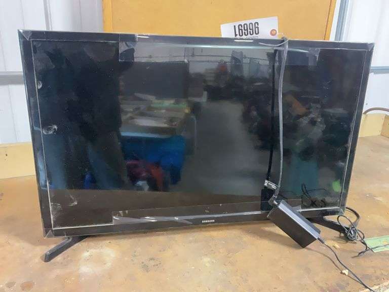 Samsung 32 inch flatscreen TV with remote