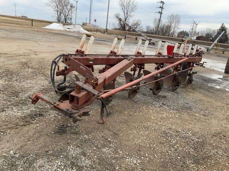 IH 720 6 bottom plow