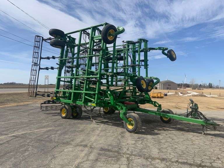 2010 John Deere 2410 65ft Anhydrous Bar, (2) Raven Cooler w/Hypro Pump, JD