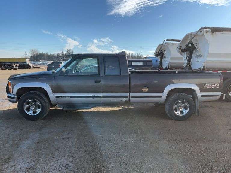 ** 1993 Chev 3500, 4wd, ext cab/long box, 6.5L turbo diesel. 261,933 miles;