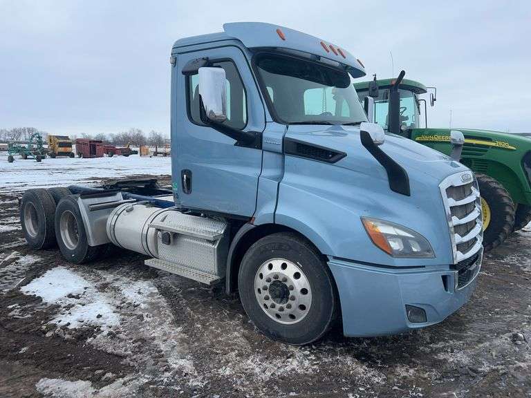 ***2019 Freightliner Cascadia Day Cab Semi Tractor, DD13 Detroit, DT 12 Aut