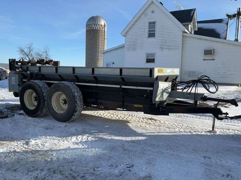 Meyer’s Model M390 Tandem Axle Manure Spreader, Double Beater, Hydraulic En