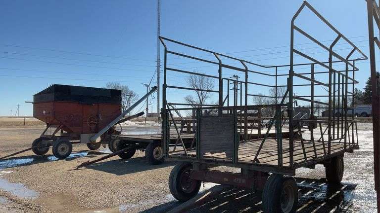 Bale wagon on EZ trail running gear