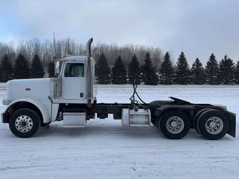 2015 Peterbilt Semi Tractor, 389 Model Day Cab, Tandem Axle, Aluminum Rims 