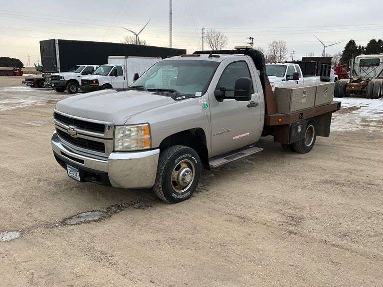 ** 2007 Chevy 1 ton dually, 4wd, flatbed, 127,338 miles 6.0 gas motor