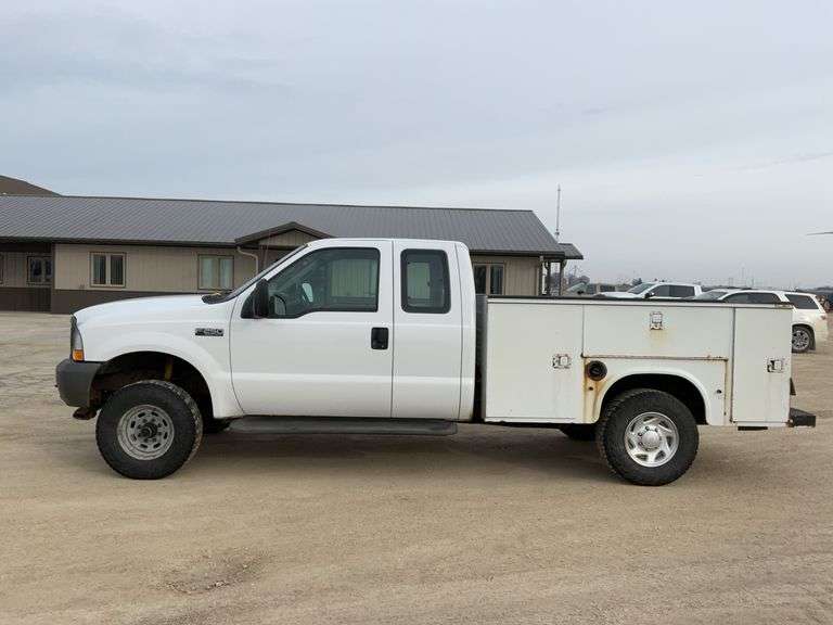 ** 2004 Ford F250 service truck, 4wd, 8ft service bed, auto trans, 188,000 