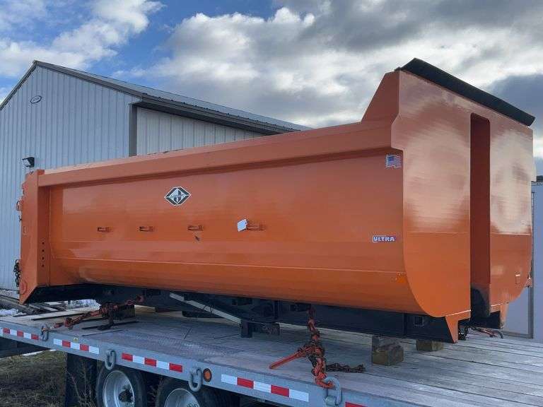 2007 J-Craft 14.5’ Steel Box Hoist, Vibrator, Stainless, Rear Air, Tailgate