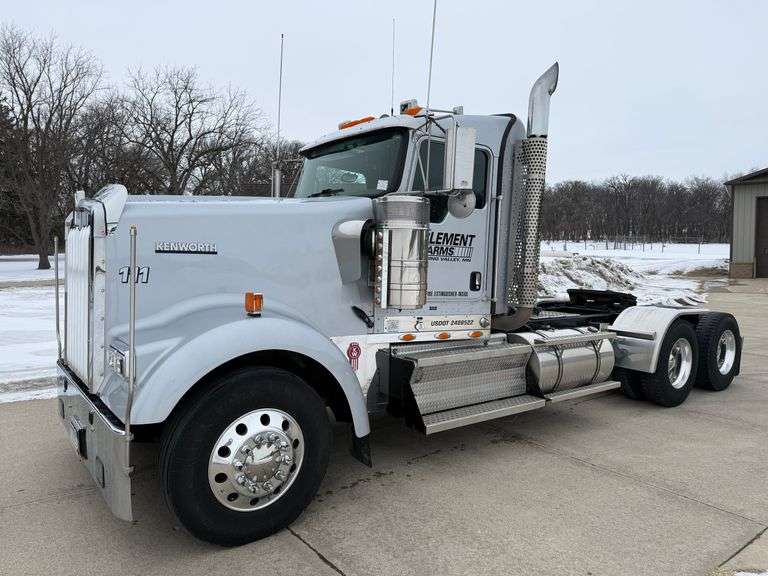 **2011 Kenworth W900 Day Cab Semi, CAT C-15, 13sp Trans., Ext. Cab, 383,394