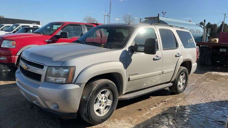 ** 2007 Chev Tahoe, 199,063 miles, 4wd, 3rd row seat