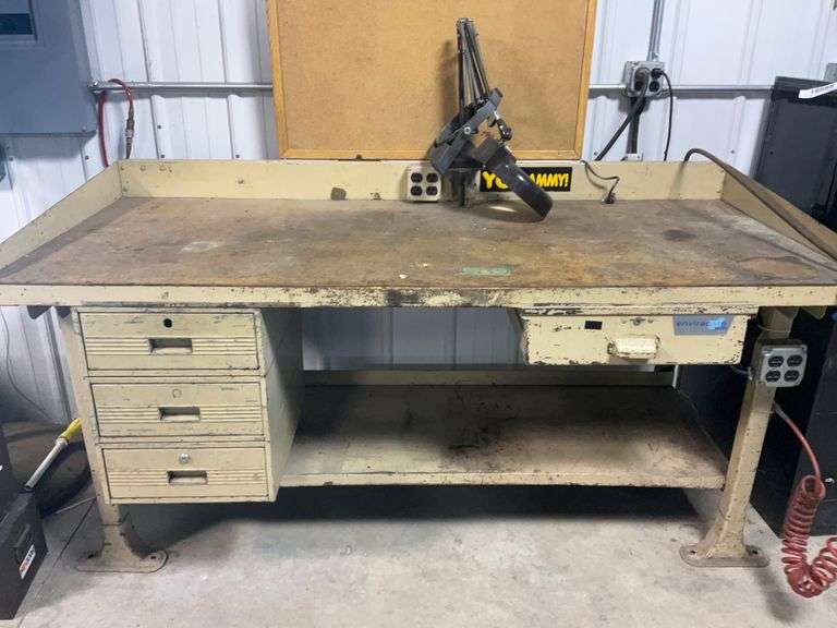 Metal shop bench with drawers 32“ x 72.5“ x 33“(top height), has electrical