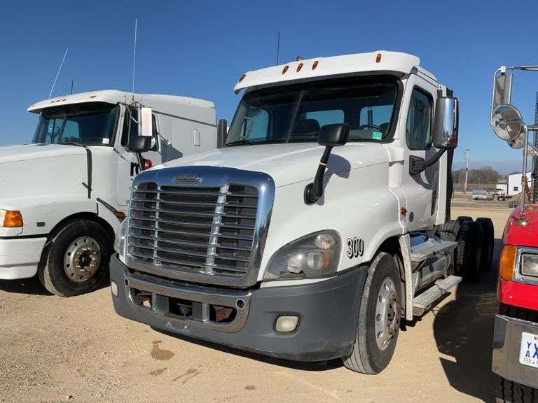** 2016 Freightliner Cascadia 125 day cab semi, 996,911 miles on chassis; 6
