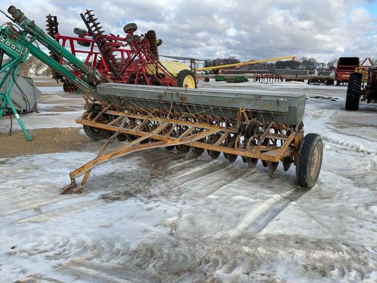 Minneapolis Moline 12ft grain drill w/grass seeder

** manual & adj tool in