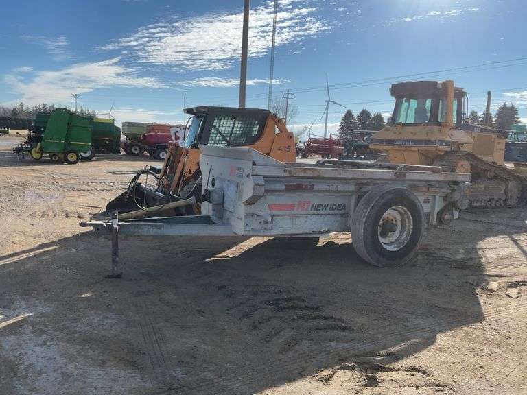 New Idea 3615 manure spreader