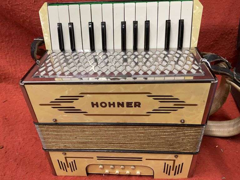 German Hohner Piano Accordion, 8/22 Keys & Buttons, Steel Reeds, Pearloid F