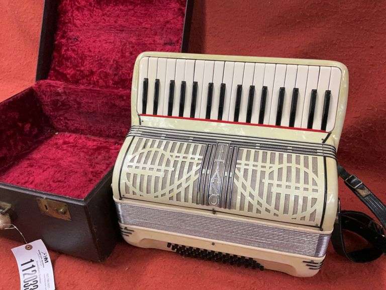 Titano Compact Accordion, 34/48, Ivory Pearl Finish, Hard case