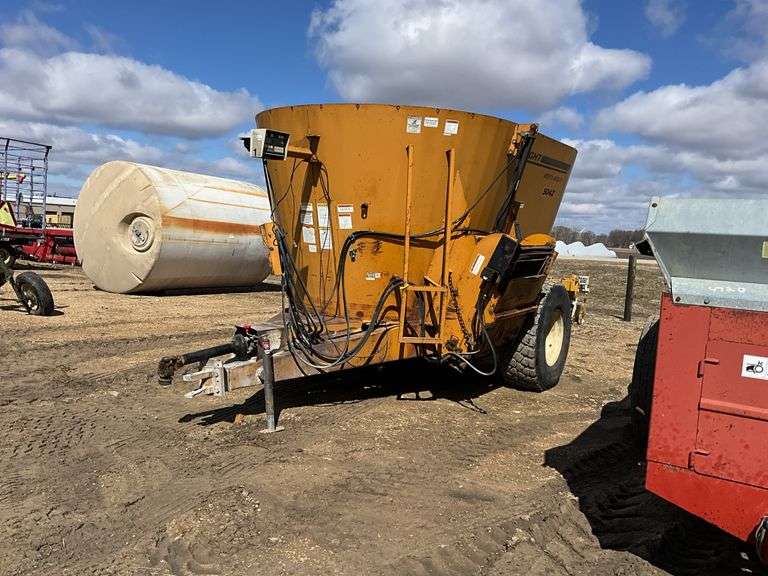 Kuhn Knight 5042 TMR mixer, new knives in January. Has scale
