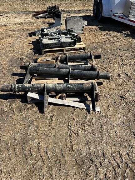 Bracket for John Deere 8RT 2 track;for 1250 gal side quest tanks