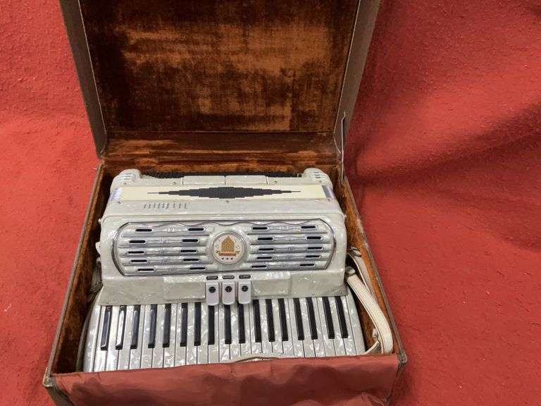 Titano Model Ideal Pearl Case Accordion Italian Made 20 Button Serial#NR 17