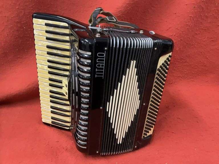 Titano Model Dandy 20 Button Pearl Key Italian Made Serial# 12783 Accordion