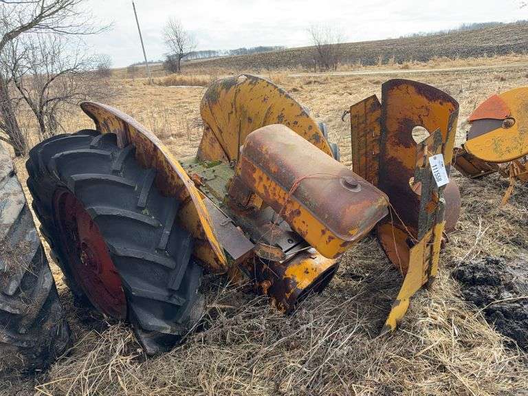 Minneapolis Moline Model U Parts Tractor, Fenders, LP Tank, SN:01204886