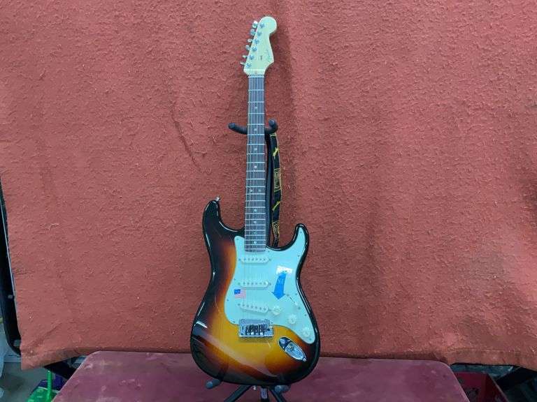 Fender American Deluxe Stratocaster Electric Guitar, Three Color Sunburst F