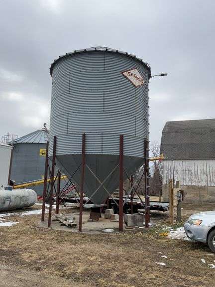 “Selling Offsite” Stor-Mor 2100 Bushel Cone Bottom Wet Holding Bin.Selling 