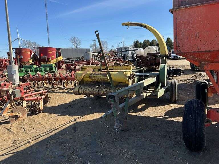 John Deere 38 chopper, works good; nice hay head, 1000 PTO, 2 screens