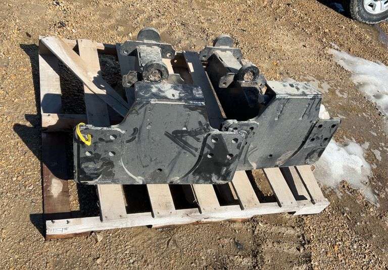 Brackets for John Deere 8RX quad track  (2 pieces);  for 1250 gal side ques