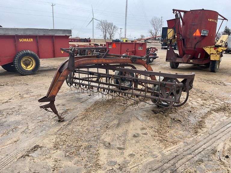 New Idea 400 Side Rake