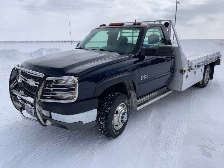 ** 2005 Chevy 3500 Duramax Diesel, 4x4, 11ft Alum Flatbed, w/5th Wheel Ball