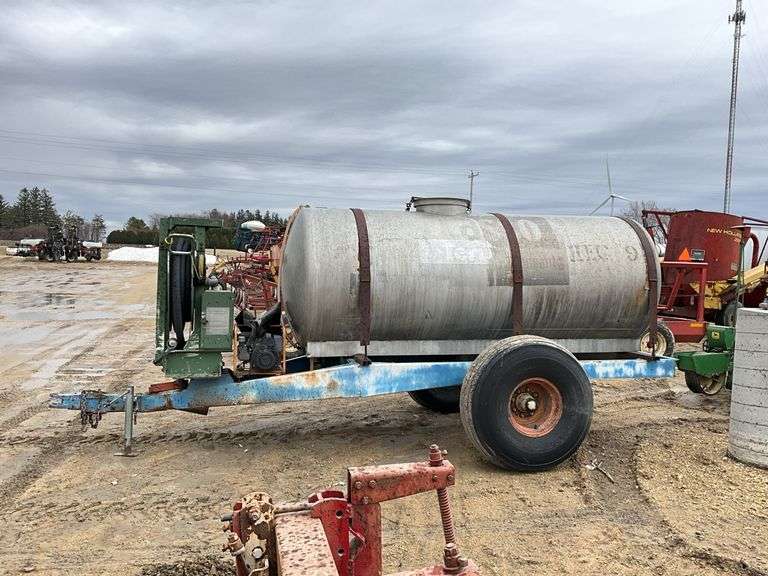 1000 gal fuel tank on 2 wheel gear w/transfer pump, hose & reel